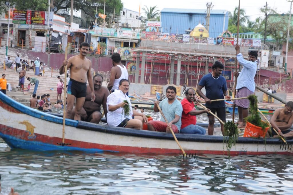 నది శుభ్రతకు శ్రీకారం చుట్టిన గోదావరి స్లిమ్మర్స్ క్లబ్ సభ్యులు