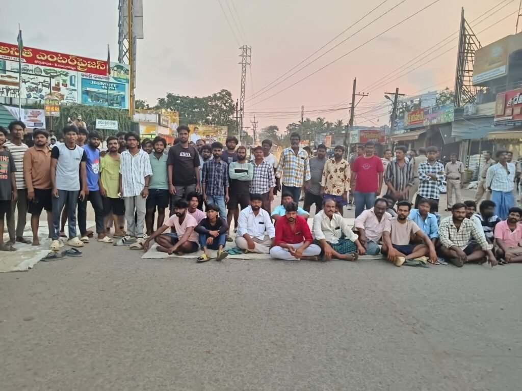 కోరుకొండలో ఉద్రిక్తత: టిప్పర్ ఢీకొని యువకుడి దుర్మరణం