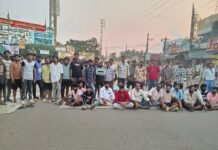 కోరుకొండలో ఉద్రిక్తత: టిప్పర్ ఢీకొని యువకుడి దుర్మరణం