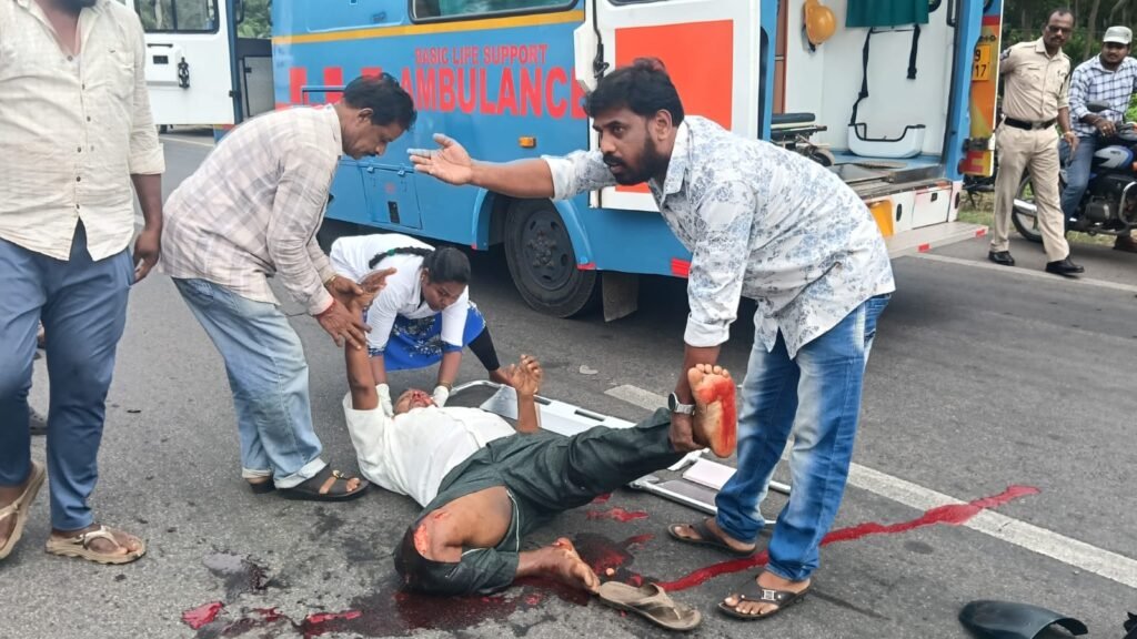 రోడ్డు ప్రమాదంలో వృద్ధునికి తీవ్ర గాయాలు