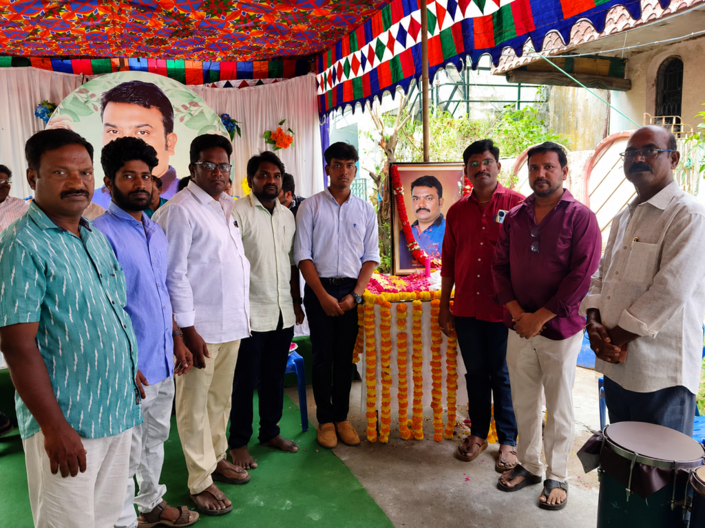 స్వర్గీయ రత్నకిషోర్ కుటుంబానికి విశ్వం వాయిస్ సంస్థ 20వేలు ఆర్థిక చేయూత