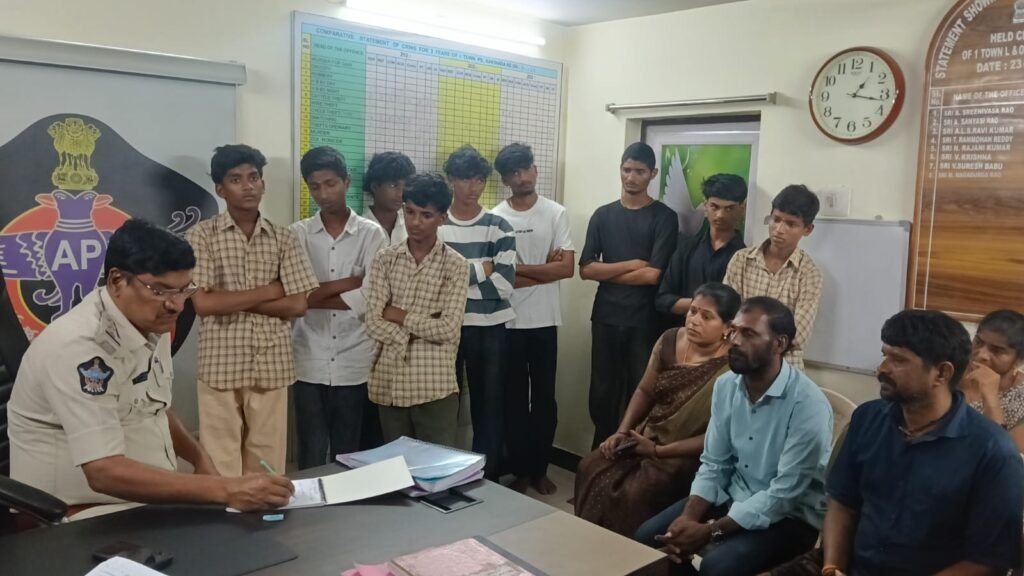 విద్యార్థుల గొడవపై పోలీసుల కౌన్సెలింగ్.