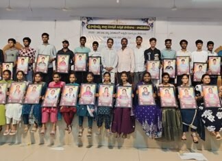చదువులో ప్రతిభ చూపిన విద్యార్థులకు ఘన సత్కారం