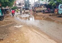 వర్షాలకు పాడైన ప్రధాన రహదారి