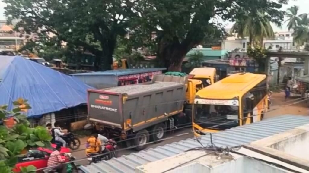 గోకవరం ఇరుకు వంతెన వద్ద ట్రాఫిక్ జామ్