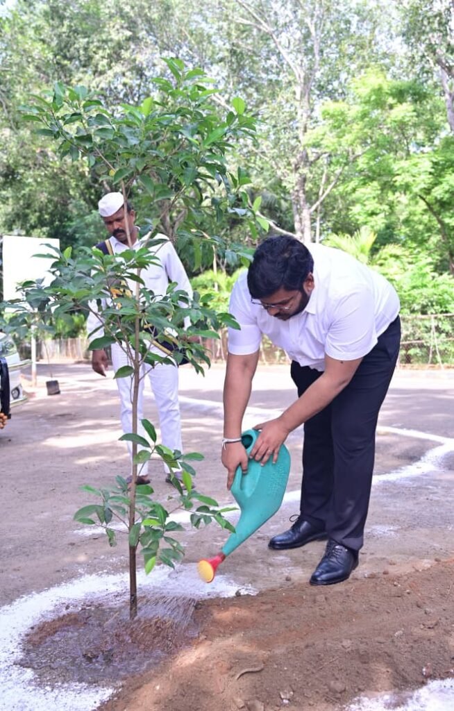 కలెక్టరేట్‌లో మొక్కలు నాటిన జాయింట్ కలెక్టర్ అపూర్వ భరత్