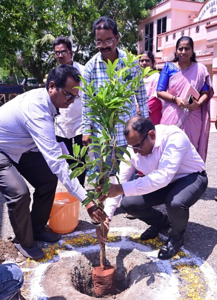 కరపలో ‘వన్ మంత్–వన్ విలేజ్–ఫోర్ విజిట్స్’ కార్యక్రమం