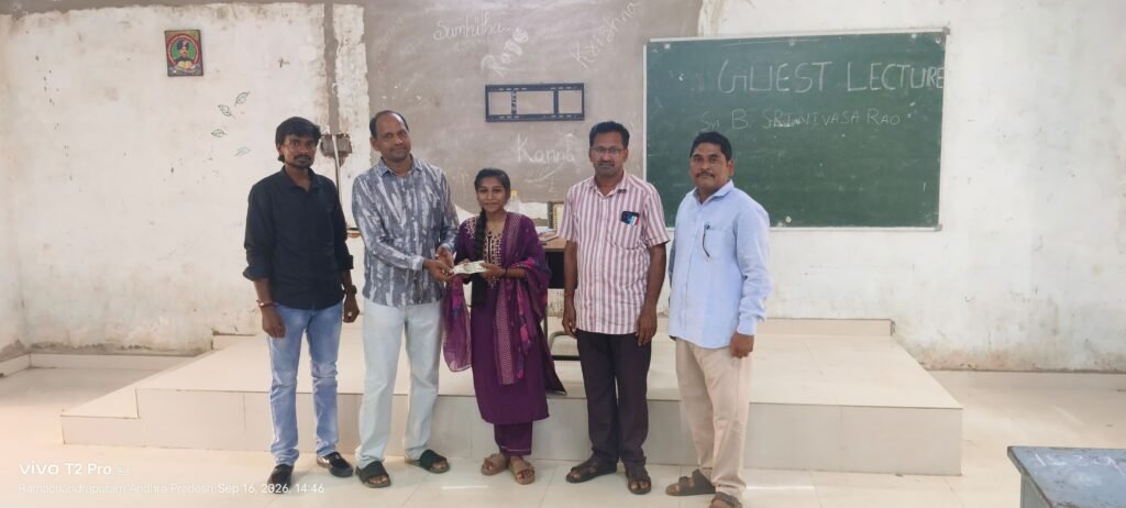 ప్రభుత్వ డిగ్రీ కళాశాలలో ఘనంగా అతిథి ఉపన్యాసం మరియు విద్యార్థులకు నగదు ప్రోత్సాహక బహుమతులు అందజేత