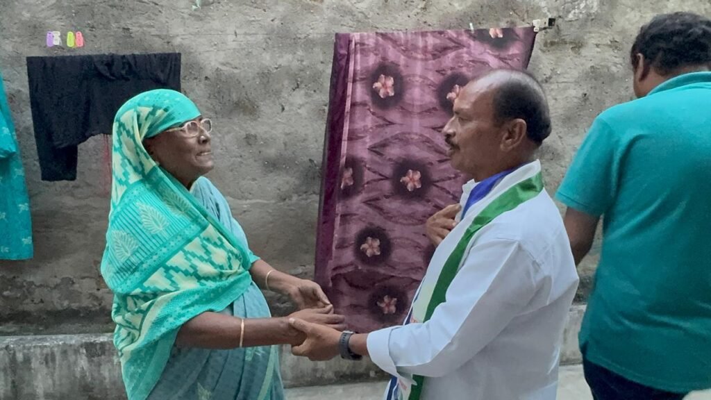 జోరు వానలోనూ సహాయక చర్యల్లో 33వ వార్డు వైసీపీ అభ్యర్థి షేక్ గౌస్….